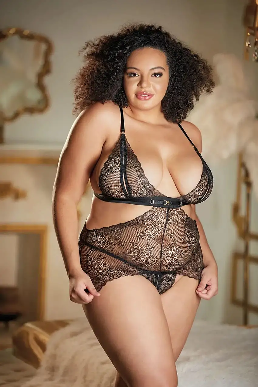 nuisette-dentelle-noire-grande-taille-avec-string-ouvert-1-1
