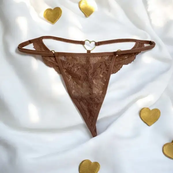 string-taupe-en-dentelle-avec-bijou-coeur-dore-pa02mbrw-1